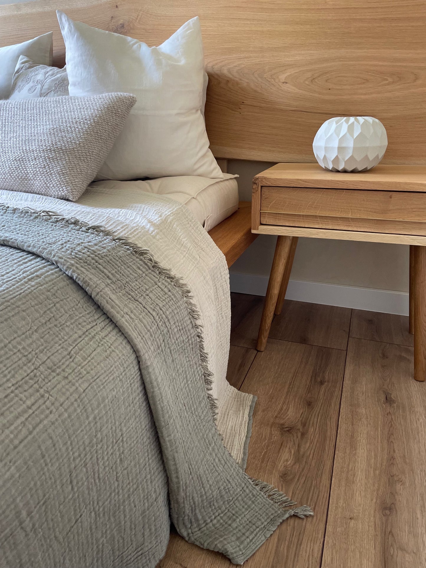 BED COVER / BLANKET MUSELIN IN OLIVE GREY
